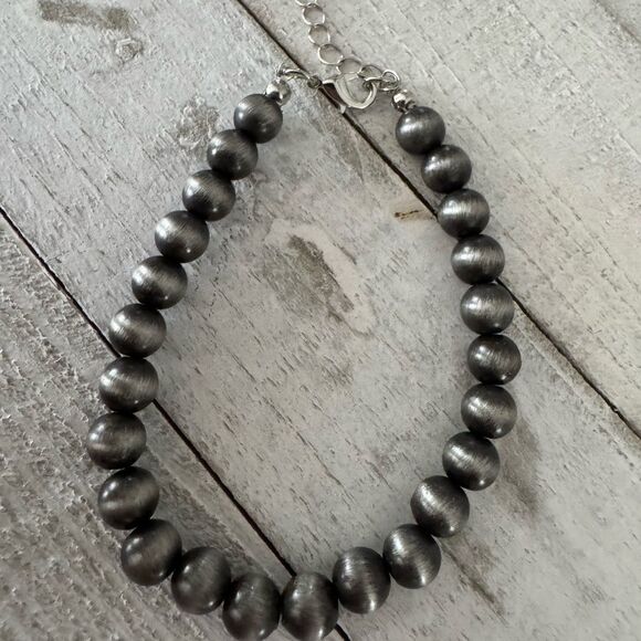 Elegant Silver Beaded Jewelry Set - Picture 4 of 7